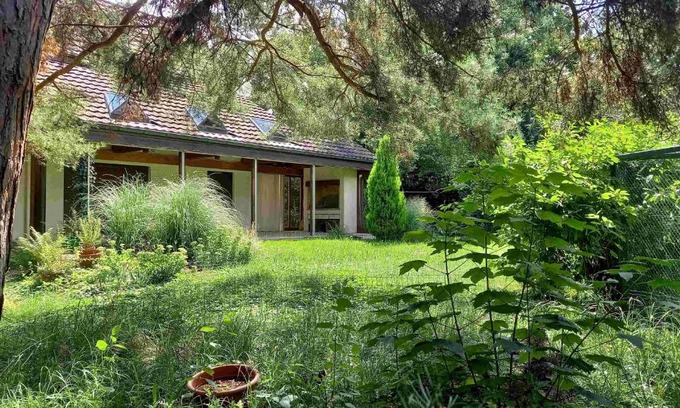 Aesch House | Idyllic Villa Retreat with Sauna and Hot Tub Amenities