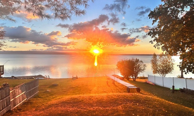 Cranesville House | Cozy Waterfront Cottage on Great Sacandaga Lake