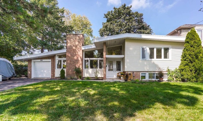 Richmond Hill House | Modern House with Pool and Lake View – Guest Rated 10/10