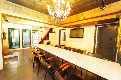 Sinchon-dong Apartment | Cozy Gu & Anne House in Sinchon – Ideal for Families and Pets