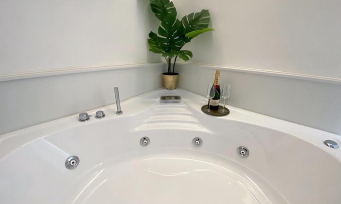 San Giorgio a Cremano Bed & Breakfast | Gualtieri Luxury Suite: Family-Friendly with Hot Tub & Kitchen