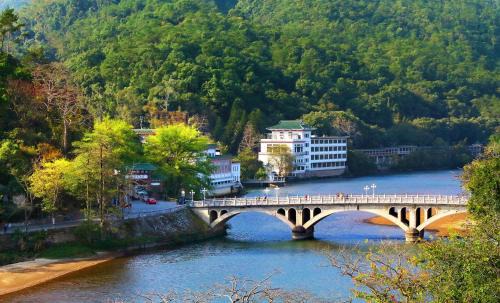 Conghua Hotel | Relax at Guangdong Hot Spring Hotel with Pool and Dining