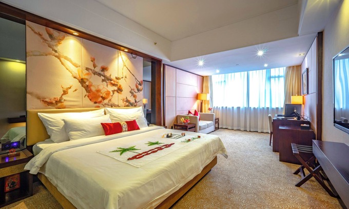 Yuexiu Hotel | Impressive Guangdong Yingbin Hotel with Pool & Dining Options