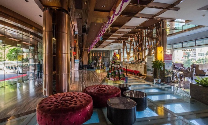 Baiyun Hotel | Relax at the 4-Star Guangzhou Yihe Hotel with Pool & Spa