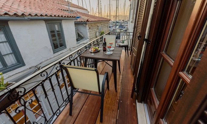 Hydra Apartment | Experience Guarda Il Porto Apartment with Ocean View & Spa