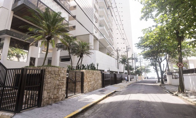 Morro do Maluf Apartment | Beachfront Retreat at Guarujá Pitangueiras - Guest Rated 9.8