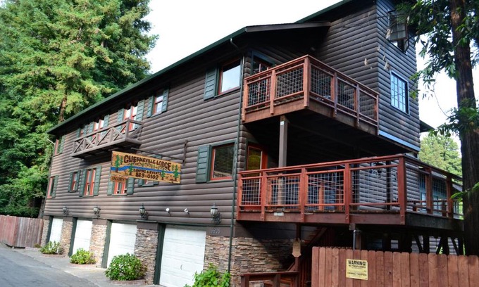 Guerneville Hotel | Cozy Guerneville Lodge with Kitchen and Hot Tub Amenities