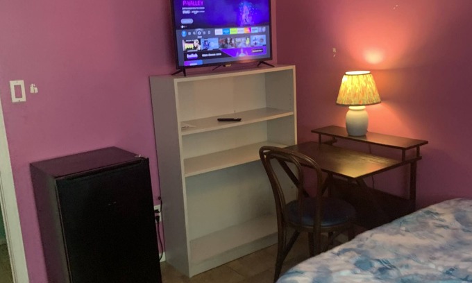 Northwest Pensacola House | Budget-Friendly Guest Bedroom at Rainbow's End with Pool