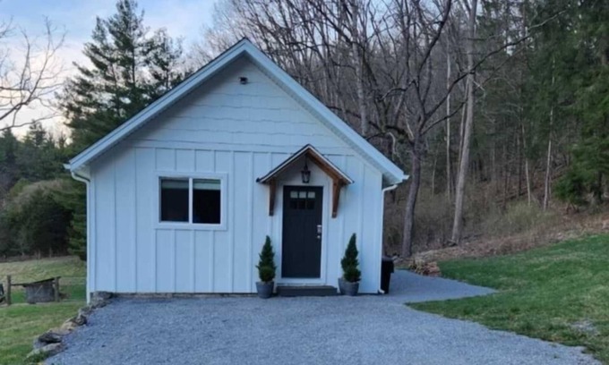 Franklin Cottage | Mountain Retreat: Guest Cottage with Hot Tub & Spa Amenities