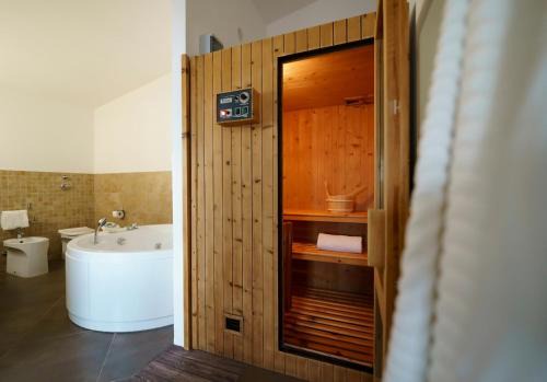 Casa Santa Apartment | Welcoming Retreat at Guest Friends with Spa & Hot Tub