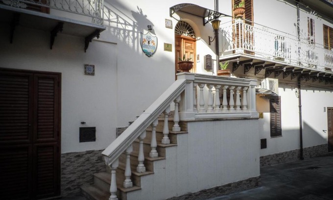 Santo Stefano di Camastra House | Welcoming Guest House a Portapalermo with Family and Pet Amenities