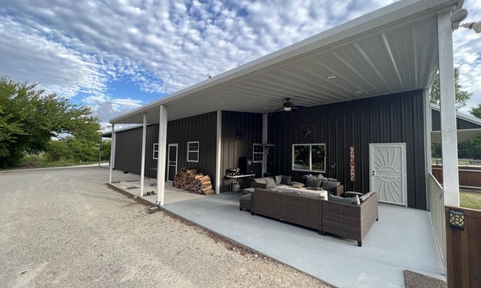 Graham House | Top-Rated Guest Home with Ocean View on Lake Godstone