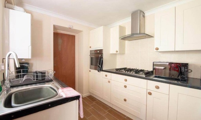 Baglan Apartment | Family-Friendly Stay at Hanover Apartment with Kitchen