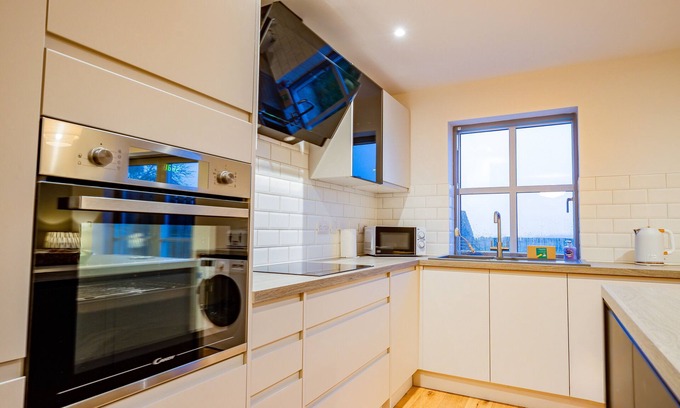 Norton Canon House | Modern 3 Bedroom Home with Pet-Friendly Amenities