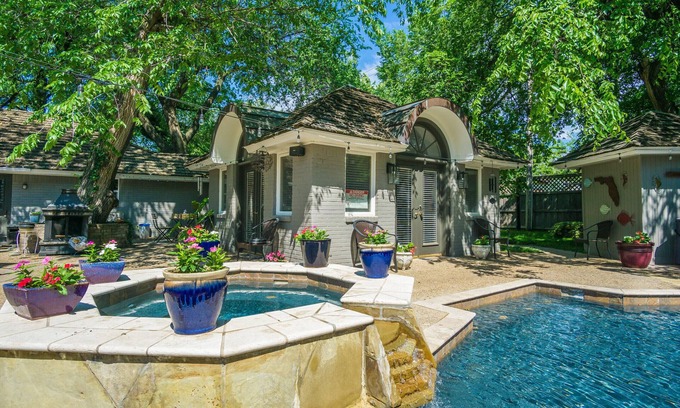 Norman House | Premier Guest House Near OU Campus with Pool & Spa
