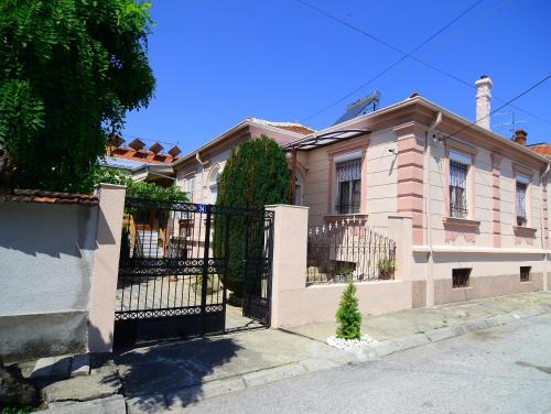 Prilep House | Exceptional Guest House Antika - Family-Friendly Comfort