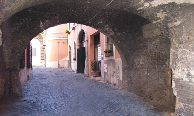 Trastevere House | Guest House Arco dei Tolomei: Top-Rated Stay with Dining