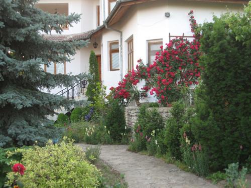 Arbanasi House | Cozy Guest House Astra: Family-Friendly with Hot Tub & Breakfast