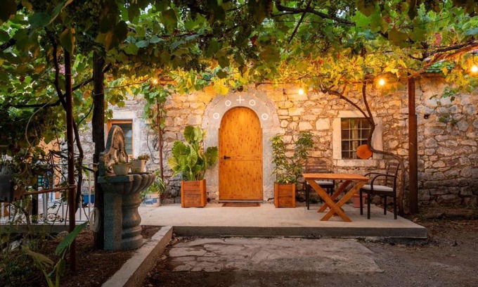 Koman House | Guest House Castle