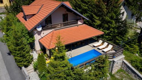 Vrata Villa | Oceanfront Guest House Donna: Pet-Friendly with Pool