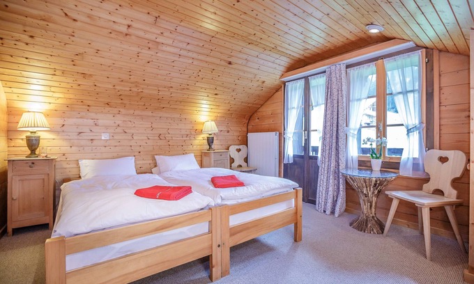 Champery House | Inviting Guest House du Grand Paradis with Pool & Spa
