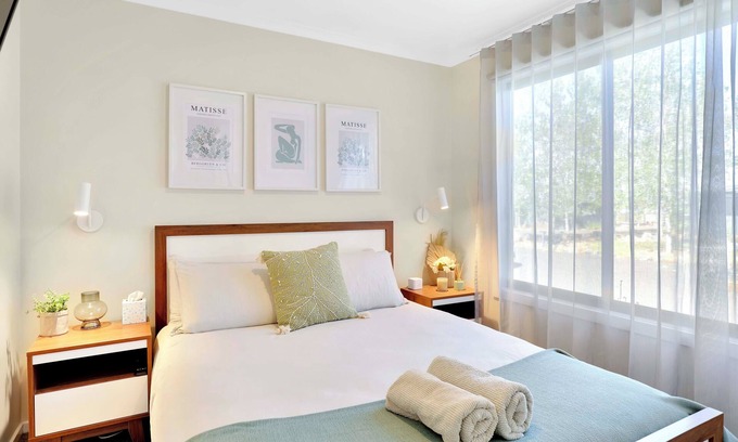 Diggers Rest House | Cozy Guest House Farm Stay Near Melbourne Airport
