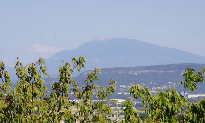 Bourg-Saint-Andeol House | Guest House 'Chambre Côté Ventoux' with Shared Pool and Garden