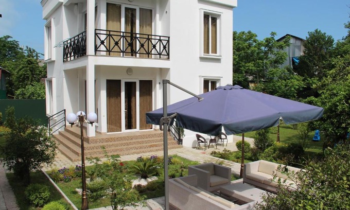 Makhinjauri House | Top-Rated Guest House Giorgi with Ocean Views & Pet-Friendly