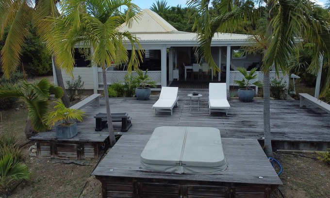 Les Terres Basses House | Secluded Guest House in a Serene Palmgrove Retreat