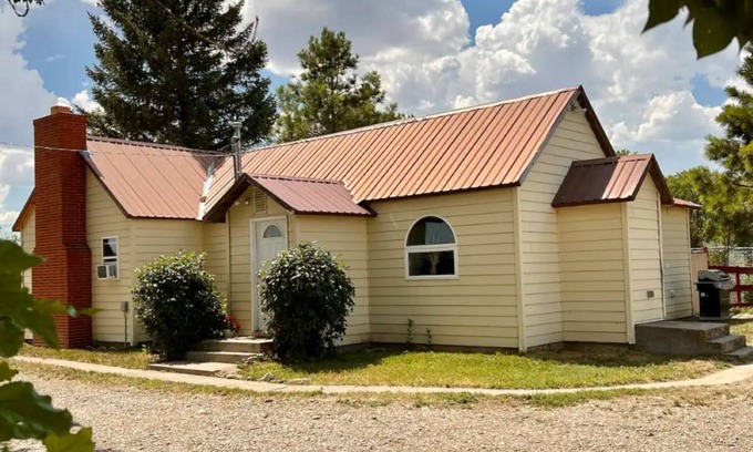 Simms House | Top-Rated Guest House in Montana Ranch with Family-Friendly Amenities
