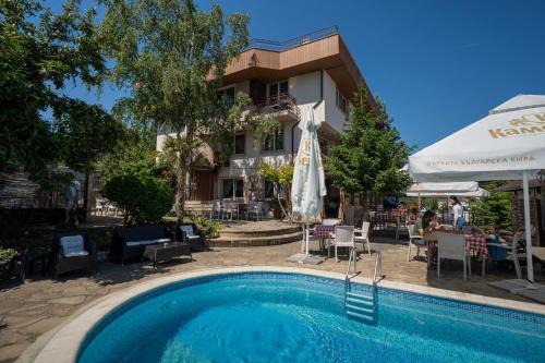 Trakata House | Highly Rated Guest House La Casa with Pool & Breakfast