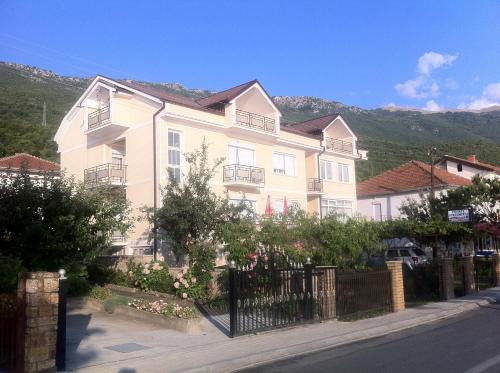 Pestani House | Pet-Friendly Guest House Lokoski with Oceanfront Views