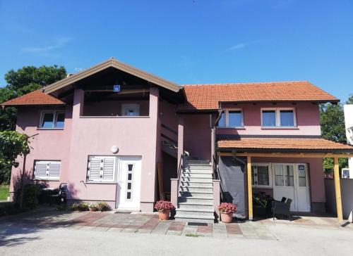 Novi Zagreb House | Pet-Friendly Haven: Guest House Lucija with High Ratings