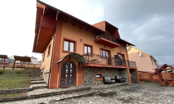 Polyana House | Mountain View Guest House: Perfect for Families and Pets