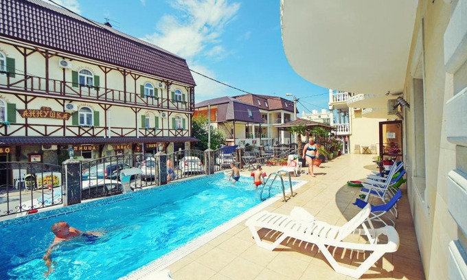 Kabardinka House | Budget-Friendly Guest House Natalia with Pool & Breakfast