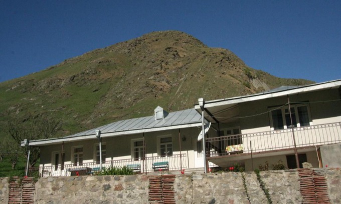 Stepantsminda House | Pet-Friendly Guest House Nazy with Kitchen Amenities