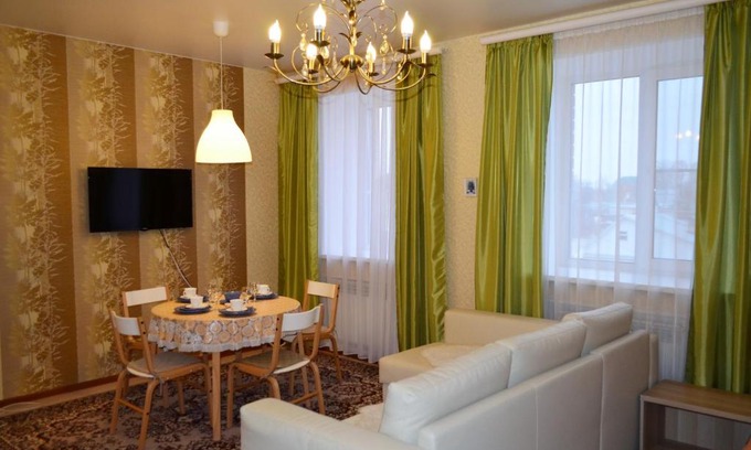 Avtozavodsky City District Apartment | Cozy Guest House on Malyshevskaya 109 with Hot Tub & Kitchen