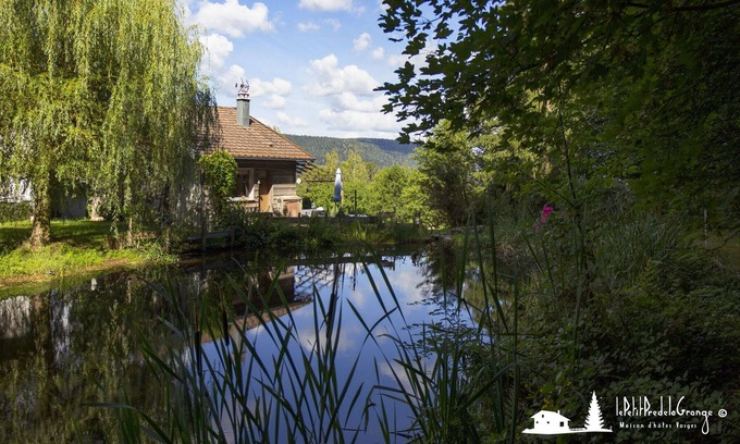 Vecoux House | Guest house on the edge of the forest by a lake and valley views