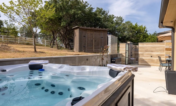 Dripping Springs House | Delightful Guest House on Ranch Estate with Spa & Hot Tub