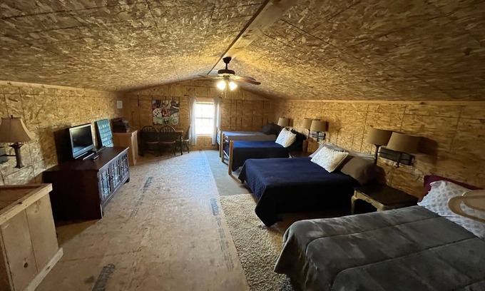 Russellville Other | Convenient Horse-Friendly Retreat with Outdoor Arenas