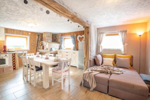 Zirovnica Apartment | Top-Rated Guest House Pr' Čut: Pet & Child Friendly Stays