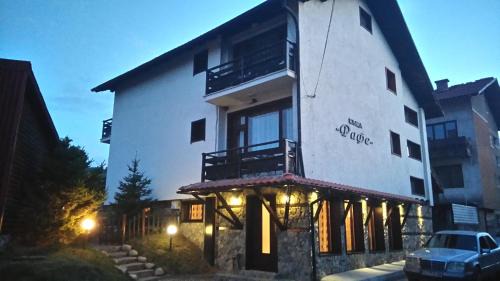 Dobrinishte House | Family-Friendly Guest House Raffe with Hot Tub & 9/10 Rating