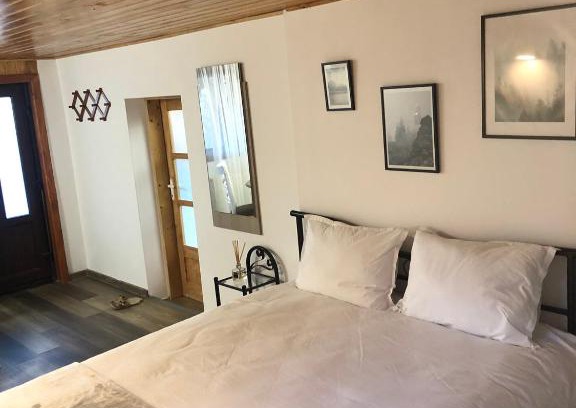 Busteni Apartment | Guest House Urlătoarei in Bușteni: Pet & Child Friendly Stay