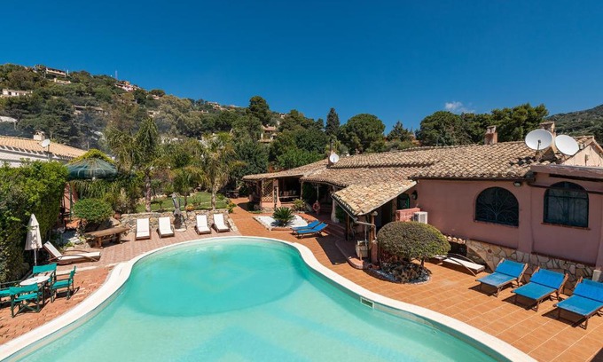 Torre delle Stelle House | Villa Verde Guest House: Oceanfront Bliss & Pet Friendly!