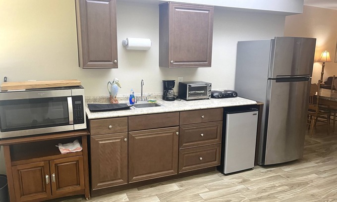 Leesburg House | Inviting Guest House with Pool & Boat Parking Amenities