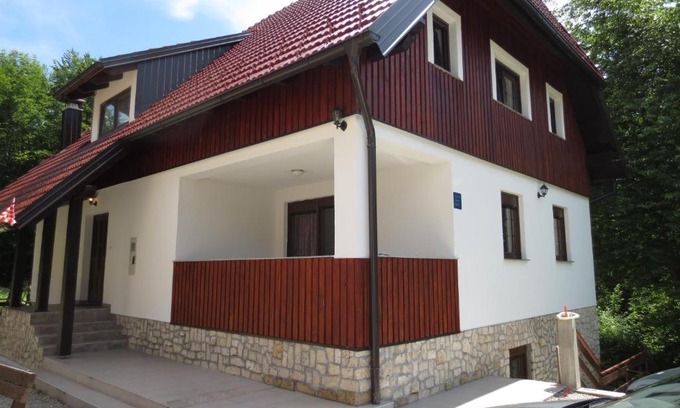 Mukinje House | Cozy Guest House Wolf: Pet & Child Friendly Retreat