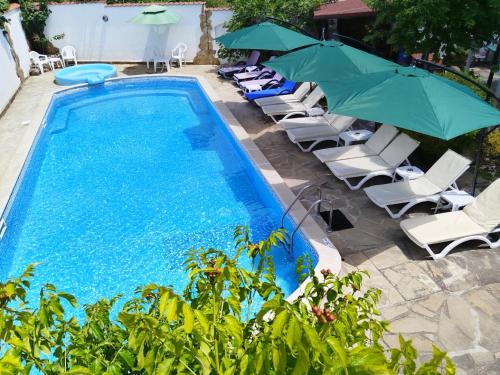 Trakata House | Welcoming Guest House Yanita: Pool and Hot Tub Retreat