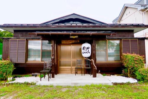 Yamanakako House | Oceanfront Guest House Zen: Rated 10/10 for Families