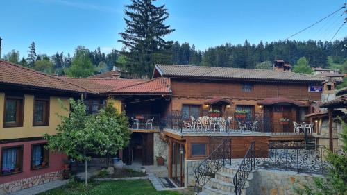 Koprivshtitsa House | Pet-Friendly Guest House Zlatniyat Telets with Hot Tub