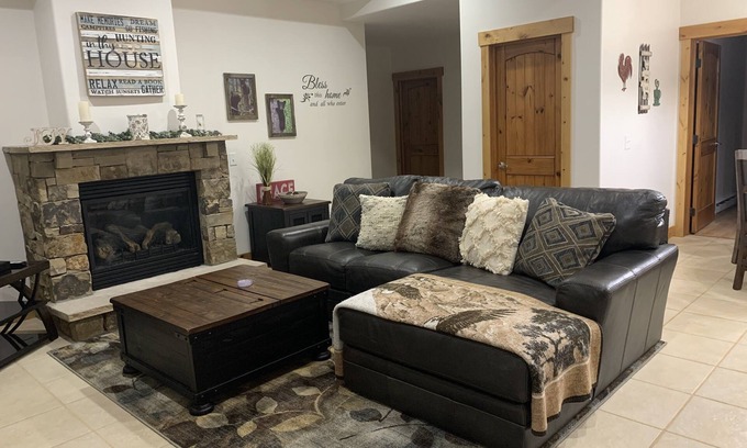Gypsum House | Mountain View Guest Level with Pool and Spa Amenities